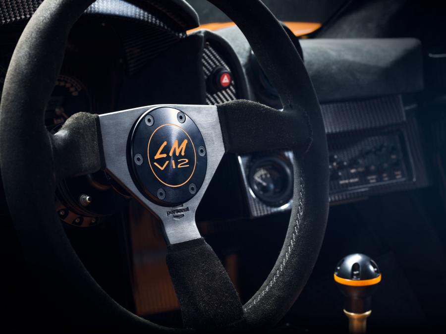 Детали интерьера McLaren F1 LM 1995 года  (фото 5 из 26)